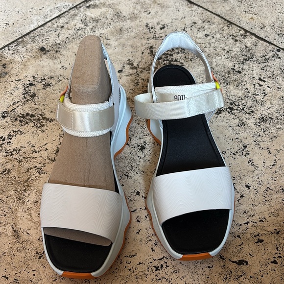 Sorel Kinetic sandals